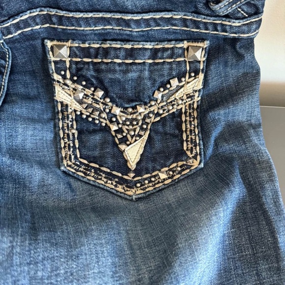 Beautiful women's Capris with detail - Picture 3 of 4